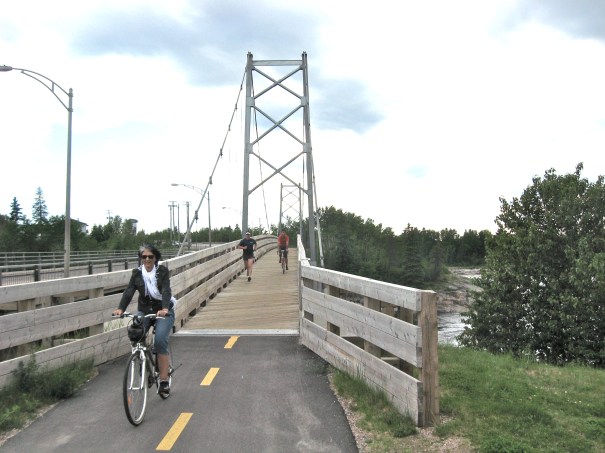 Suspension bridge alongside busy boulevard accommodates cyclists and joggers in Dolbeau-Mistassini.